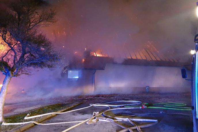 požar, Terme Čatež | Požar je izbruhnil v soboto okoli 3. ure.  | Foto Facebook