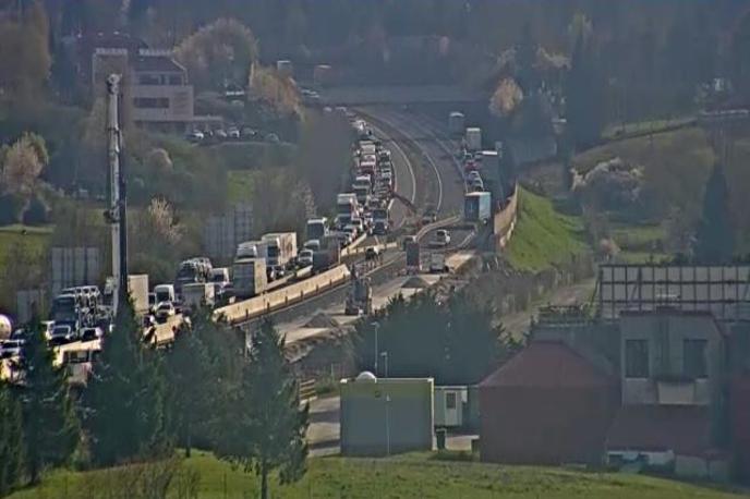 promet, primorska avtocesta | Pogled na primorsko avtocesto A1/E61/E70 v smeri Ljubljana–Koper. Fotografija priključka Postojna s pogledom proti Ljubljani. | Foto Dars/Promet.si