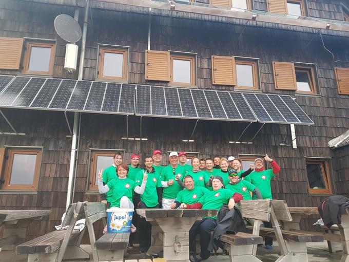 Pri pleskarskih delih je sodelovalo 18 zaposlenih iz podjetja JUB, kjer se je tudi rodila pobuda za obnovo doma, in pet alpinistov, usposobljenih za dela na višini. | Foto: 