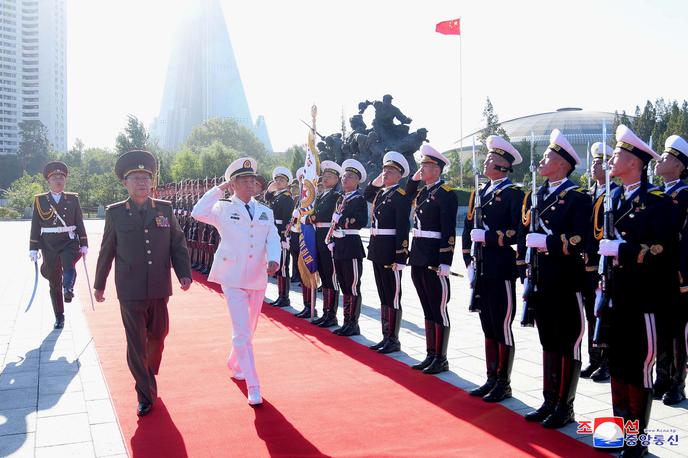 Miao Hua | Miao Hua (v beli uniformi) je vodil oddelek za politično delo komisije, najpomembnejši urad vojaške komisije na Kitajskem. | Foto Reuters