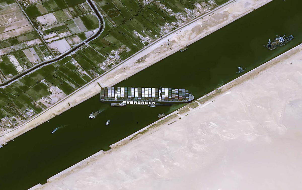 Sueški prekop ladja | Sueški prekop, skozi katerega poteka 12 odstotkov svetovne trgovine, je zaradi nasedle ladje Ever Givenzaprt in tako bo predvidoma še kakšen teden - Rusija ponuja svojo alternativo. | Foto Airbus Space