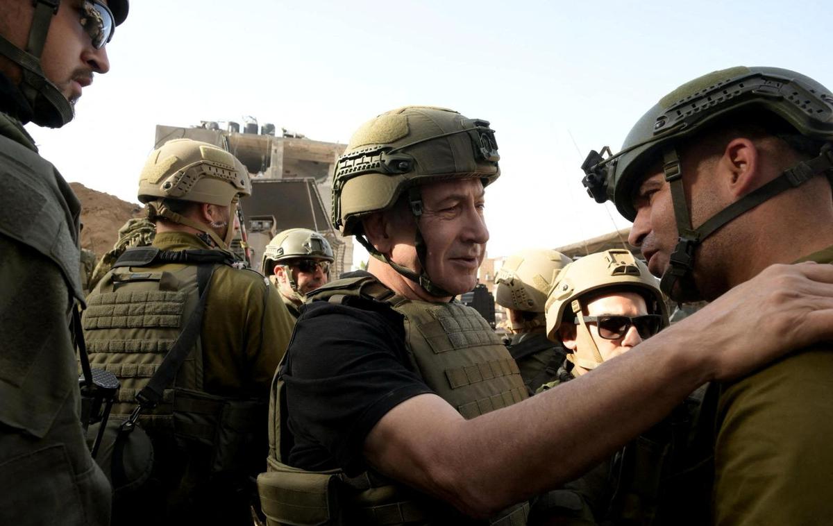 Izraelski premier, Gaza | Na posnetku, ki ga je objavil Netanjahujev urad, je predsednik skrajno desne vlade v neprebojnem jopiču in s čelado na glavi povedal, da ima Izrael tri cilje. | Foto Reuters