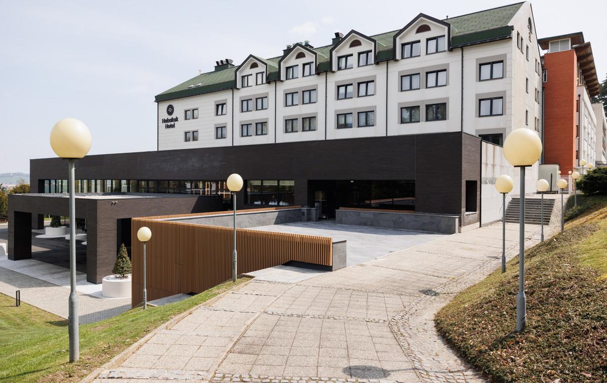 hotel Habakuk, Maribor | V hotelu pod Pohorjem še vedno bivajo gostje, medtem pa zaposleni opozarjajo, da so ostali brez osnovnih pogojev za delo in brez odgovorov vodstva. | Foto STA