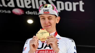 "Počasi, počasi!" se je drl Ganna. Pogačar ga ni slišal.