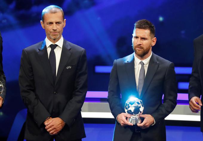Lionel Messi se je moral v družbi predsednika Uefe Aleksandra Čeferina tolažiti z nagrado za najboljšega napadalca. | Foto: Reuters