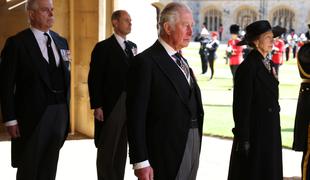Ledeni sprejem princa Harryja: trije člani družine se skoraj niso zmenili zanj
