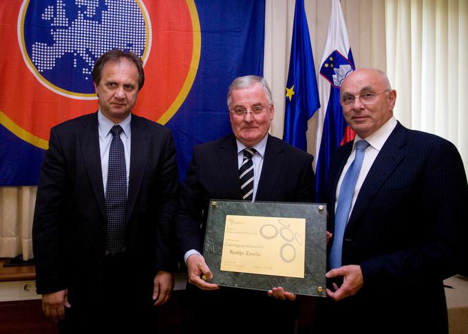 Leta 2009 je kot posebni odposlanec Uefe obiskal Slovenijo ter čestital novemu predsedniku NZS Ivanu Simiču (levo) in častnemu predsedniku Rudiju Zavrlu (v sredini). | Foto: Vid Ponikvar