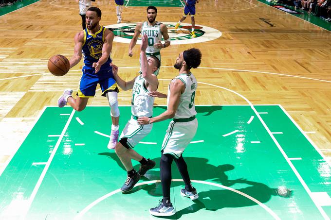 Curry je povzročal ogromne težave Bostonu tudi na šesti finalni tekmi. | Foto: Reuters