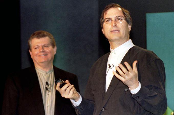 7. januar 1997, Steve Jobs oznanja združitev podjetja NeXT z Applom. Zraven njega stoji takratni direktor Appla v odhajanju (čeprav tega takrat še ni vedel) Gil Amelio. | Foto: Reuters