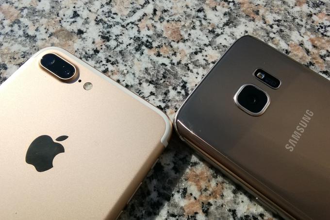 Trg pametnih telefonov je dozdajšnji vrhunec, kar zadeva prodajo novih enot, na evropskem, ameriškem in azijskih trgih dosegel decembra 2016, ko so proizvajalci v promet spravili več kot 150 milijonov novih pametnih telefonov. Konjenico sta takrat vodila Apple z modeloma iPhone 7 in iPhone 7 Plus ter Samsung z modeloma Galaxy S7 in Galaxy S7 Plus.  | Foto: Matic Tomšič