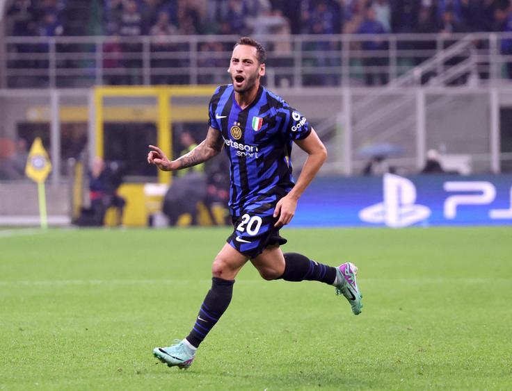 Hakan Calhanoglu je v 11. minuti mojstrsko izvedel prosti strel in z atraktivnim zadetkom popeljal Inter v vodstvo proti Crveni zvezdi (1:0). | Foto: Reuters