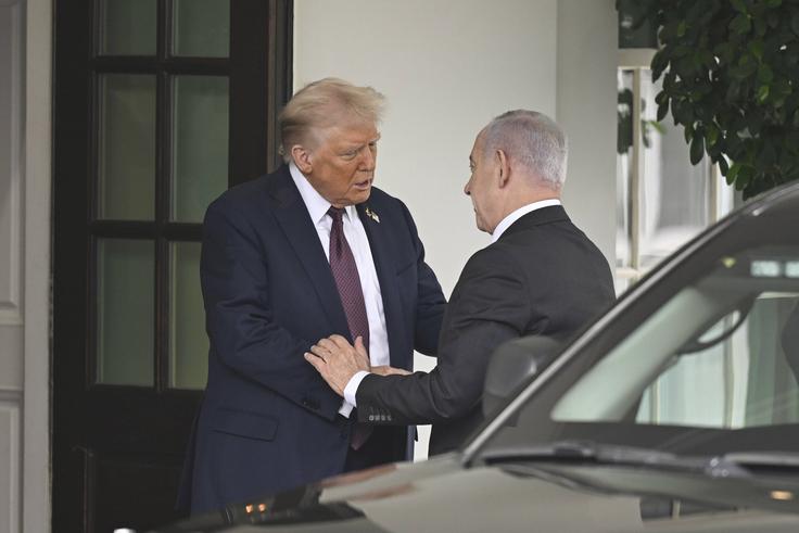 Donald Trump in Benjamin Netanjahu tesno sodelujeta. Nekateri Trumpovi kritiki so celo prepričani, da ima Netanjahu velik vpliv na ameriškega predsednika in da ga je prepričal, naj napade Iran.  | Foto: Guliverimage