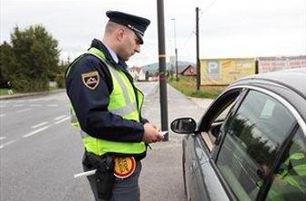 Štiriinšestdesetletna voznica skozi naselje s 117 km/h