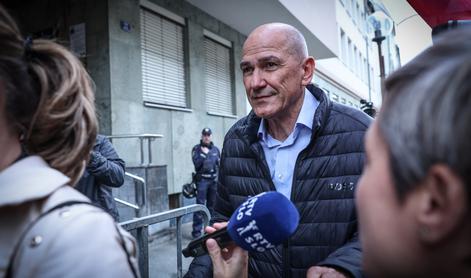 Pred celjskim sodiščem okoli 500 protestnikov, eden tudi z motorno žago #foto #video #vŽivo