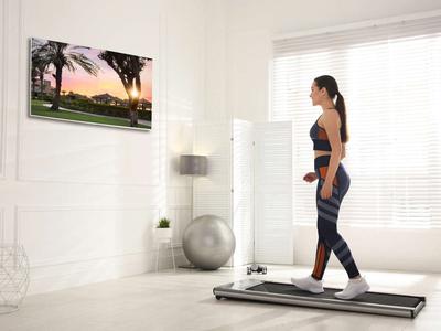 Kako spremeniti dnevno sobo v mini fitnes – z le eno napravo?
