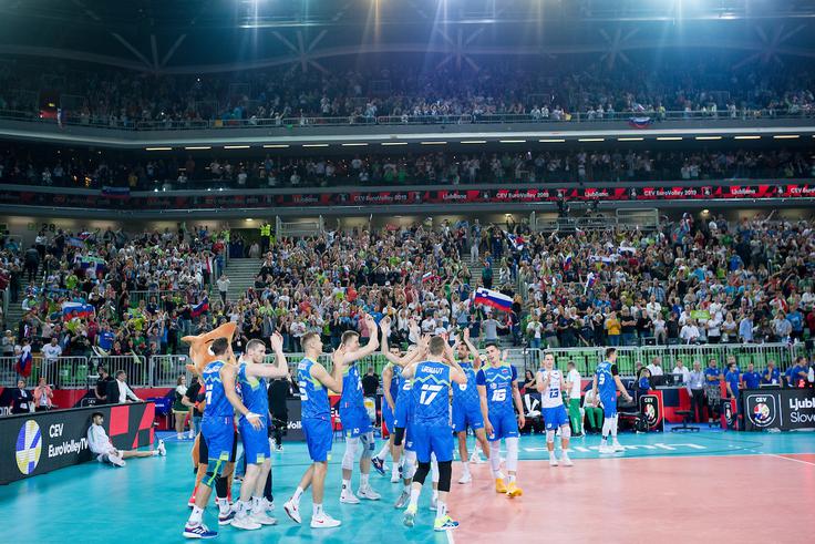 Veselje slovenskih odbojkarjev po uvrstitvi v četrtfinale, kjer jih v ponedeljek čakajo Rusi. | Foto: Saša Pahič Szabo/Sportida