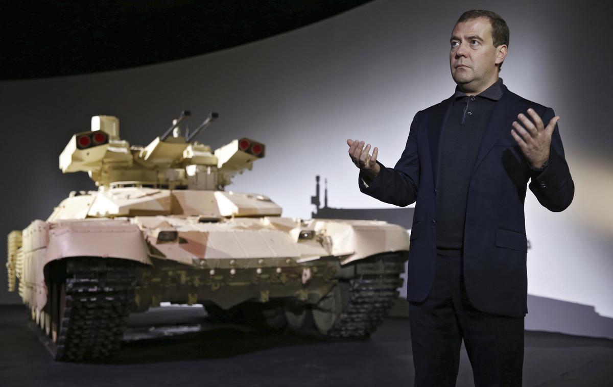 Terminator | Nekdanji ruski predsednik države in predsednik vlade Dimitrij Medvedjev med predstavitvijo druge različice Terminatorja leta 2013. | Foto Reuters