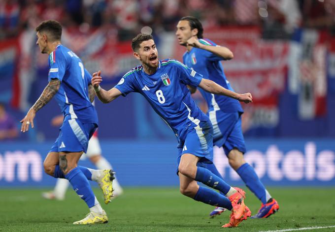 Branilka naslova Italija, ki je v zadnji minuti srečanja tretjega kroga izločila Hrvaško, se bo za napredovanje med najboljših osem potegovala proti Švici. | Foto: Reuters