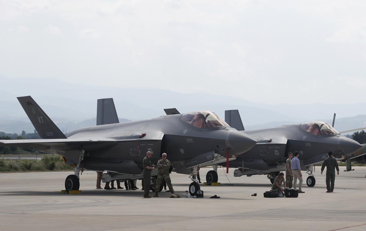 letalo F-35 | Visoki predstavniki ameriške administracije naj bi evropskim kolegom v več pogovorih dejali, da bi lahko Washington prispeval tudi pomoč v obliki obveščevalnih podatkov, nadzora in izvidništva, poveljevanje in nadzora ter prispevkov k zračni obrambi. | Foto Guliverimage
