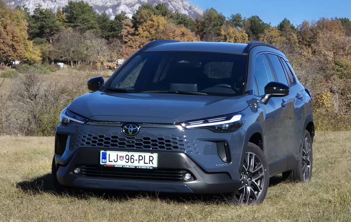 Toyota corolla cross | Novo masko prekriva satovje, ki se porazgubi v gladki površini. V spodnji rešetki odbijača ostajata meglenki, nova Bi-LED žarometa sta prek logotipa lepše povezana s svetlo linijo. | Foto Aleš Črnivec