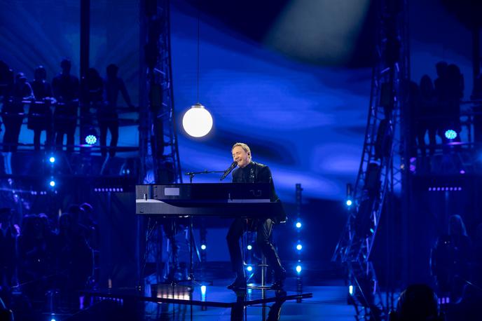 Ema 2020 | Klemen Slakonja ob izvajanju pesmi lanskega zmagovalca Pesmi Evrovizije Duncana Laurencea. | Foto Adrijan Pregelj
