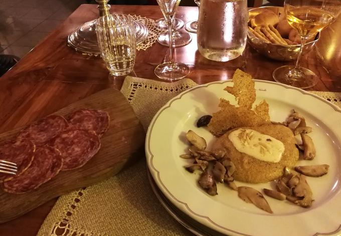 Polenti s sirom montaž in jurčki pripada še narezek furlanske salame. | Foto: Miha First