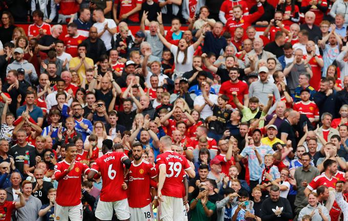 Navijači Manchester Uniteda komaj čakajo, da pozdravijo "starega" ljubljenca na igrišču. | Foto: Reuters