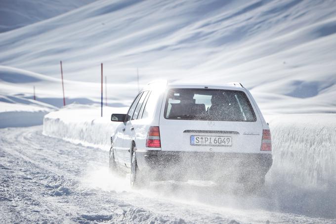 Po zasneženi cesti je treba voziti predvsem nekoliko previdneje in s čim manj sunkovitimi gibi. | Foto: Ciril Komotar