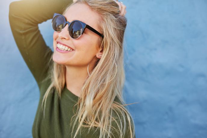 dekle, ženska, smeh, sončna očala | Foto Shutterstock