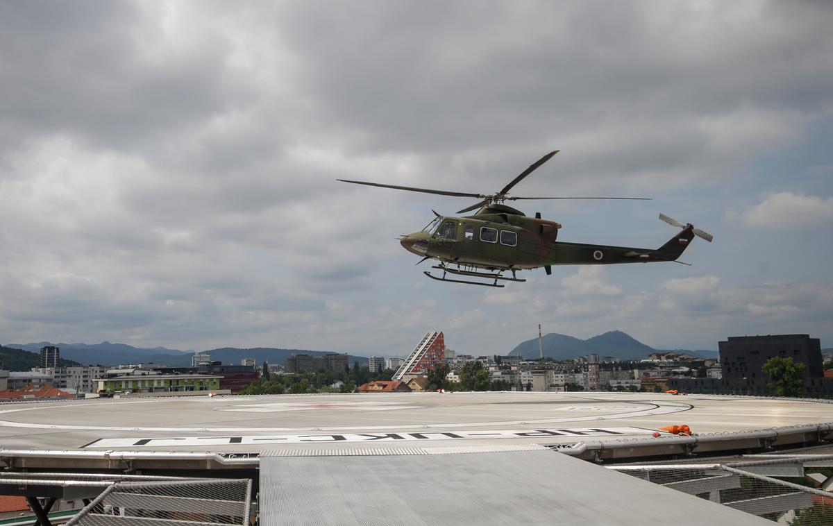 Helikopter SV | Dežurne posadke letalstva Slovenske vojske so februarja sodelovale pri 13 reševanjih v gorah, 42-krat so poskrbele za nujne helikopterske prevoze, dvakrat prepeljale inkubator in sodelovale pri gašenju požara. | Foto STA