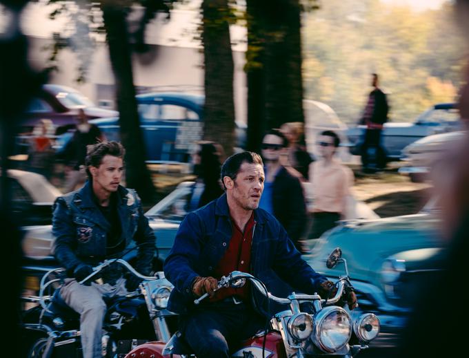 Tom Hardy in Austin Butler igrata Johnnyja in Dannyja, stebra motociklističnega kluba Vandali. | Foto: Karantanija Cinemas