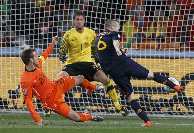 Trenutek, ki mu je prinesel nesmrtnost. Strel, s katerim je odločil zmagovalca v velikem finalu svetovnega prvenstva 2010. | Foto: Reuters