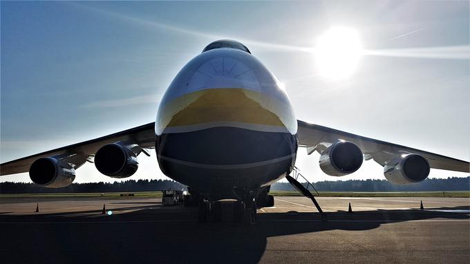 Letalo poganjajo štirje ukrajinski motorji Progress D-18T. Vsak je težek 4,1 tone in omogoča 30 ton potiska. Enaki motorji (le da jih je šest) poganjajo tudi največji antonov An-225. | Foto: Gregor Pavšič