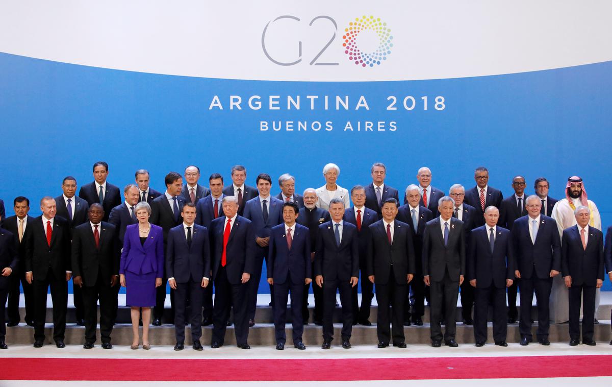 G20 | Eden redkih trenutkov enotnosti na vrhu v Buenos Airesu je bil izraz sožalja voditeljev ob smrti nekdanjega ameriškega predsednika Georgea Busha starejšega. | Foto Reuters