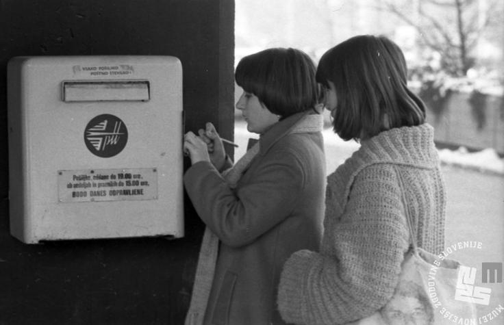 Sporočila smo si pošiljali po pošti. Pošta, telegraf, telefon je bila na Pošto Slovenije in Telekom Slovenije razdeljena leta 1995. (Foto: Miško Kranjec, hrani: Muzej novejše zgodovine Slovenije) | Foto: Muzej novejše zgodovine Slovenije