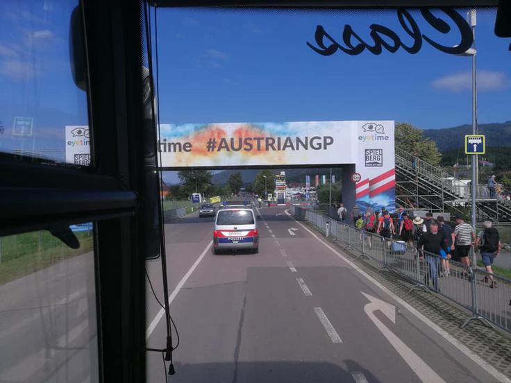 V Avstriji so tehniki spali v skupnem hotelu in na dan dirke so jih do steze peljali v policijskem spremstvu. | Foto: osebni arhiv/Lana Kokl