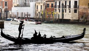 Turisti v Benetkah z gondole popadali v kanal #video