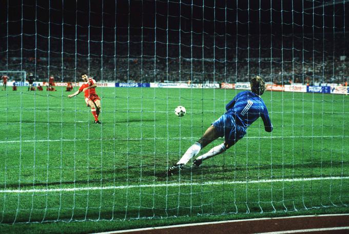 Leta 1988 je sledila nova priložnost za Benfico, ki pa je porodila nove solze navijačev. Benfica je v finalu pokala državnih prvakov v Stuttgartu izgubila proti PSV Eindhovnu. V rednem delu ni bilo zadetkov (0:0), podobno se je godilo tudi v podaljšku, nato pa je postal junak srečanja nizozemski vratar Hans van Breukelen, ki je ubranil strel branilca Benfice Antonia Velosa. PSV je takrat do evropske krone, njegove edine v klubski zgodovini, popeljal Guus Hiddink. Trener Benfice je bil Portugalec Antonio Oliveira, bolj znan pod vzdevkom Toni.  | Foto: Guliverimage/Vladimir Fedorenko