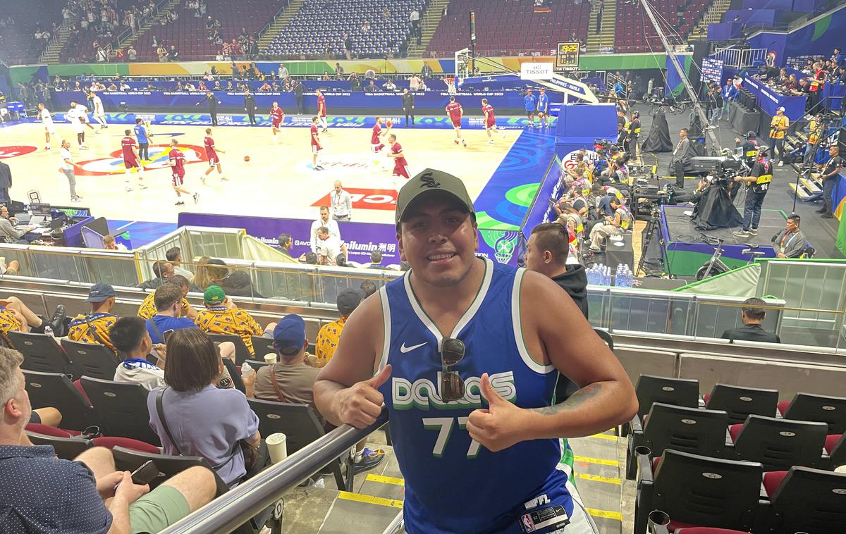 Donke navijači | Luis je zaradi Dončića na Filipine pripotoval iz Kolumbije. | Foto Š. L.