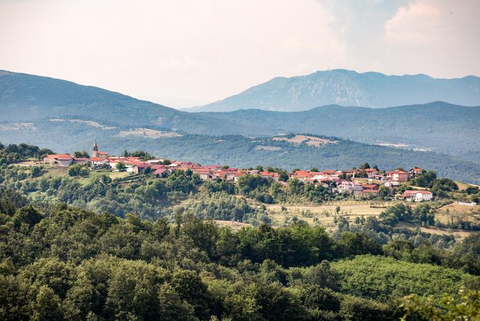 Spoznajte Zeleni kras - svet naravnih čudes, fascinantnih gradov in vznemirljive preteklosti #video
