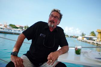 Umrl je zloglasni računalniški tajkun John McAfee