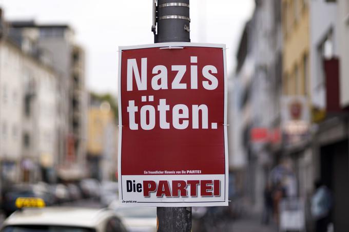 Nemška satirična stranka s preprostim imenom Stranka že od leta 2019 po nemških mestih obeša plakate z napisom "Nazis töten.". Kot trdijo v stranki, z njimi opozarjajo na dejstvo, da so nacisti pobili na milijone ljudi. | Foto: Guliverimage/Vladimir Fedorenko