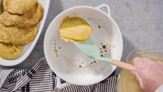 Palačinke lahko spečete na kokosovi masti. | Foto: Shutterstock