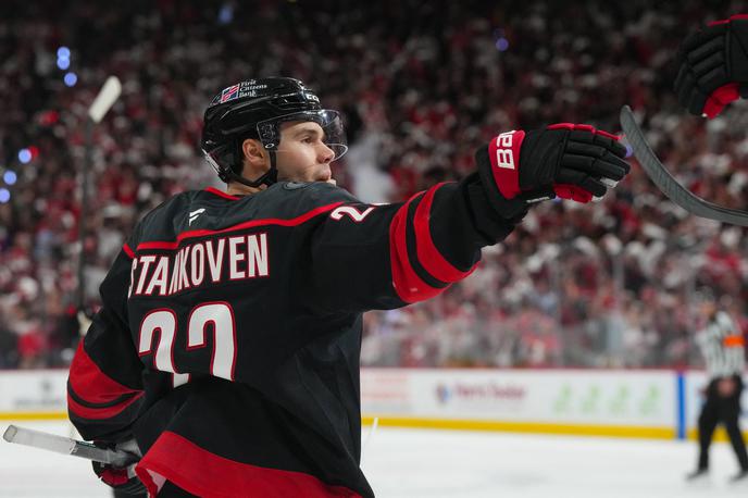 Logan Stankoven | Hokejisti Caroline so na prvi tekmi drugega kroga končnice s 3:0 ugnali Philadelphio, dva gola je prispeval Logan Stankoven. | Foto Reuters