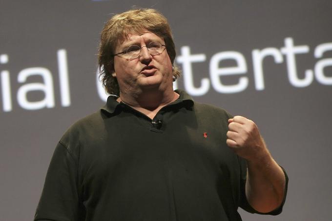 Gabe Newell, šef podjetja Valve, je imel zaradi pobega izvorne kode igre Half-Life 2 na splet velike težave. Ne le da se je Valve osramotil, ker je javnost izvedela, da je igra, katere razvoj je podjetje stal milijon dolarjev mesečno, še daleč od dokončanja, Newell tudi ni vedel, ali je izvorno kodo na splet spravil nekdo od njegovih sodelavcev ali je v njihove strežnike vdrl nekdo od zunaj. Zaupanje v podjetju je bilo načeto, zaposleni so ga spraševali, ali to ne pomeni le konca razvoja Half-Life 2, temveč celo konec Valva. | Foto: AP / Guliverimage