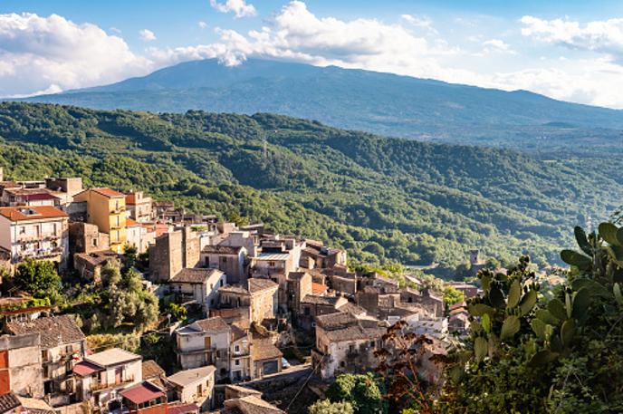 Sicilija |  Med italijanskimi mesti, ki prodajajo hiše za en evro, je tudi Castiglione di Sicilia.  | Foto Getty Images