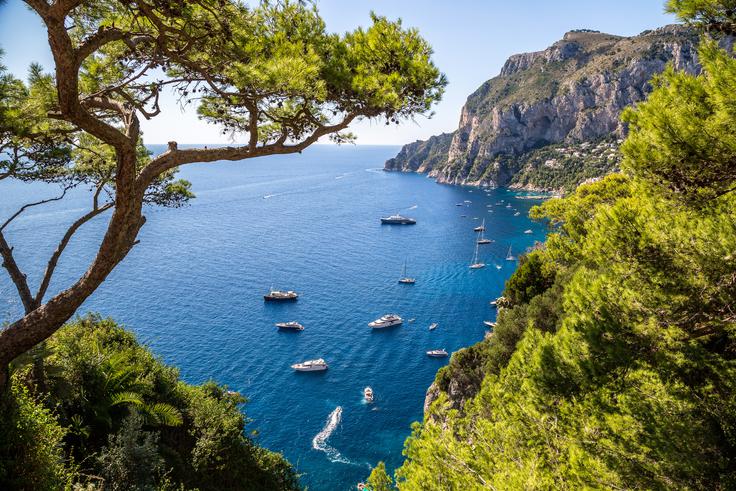 V visoki sezoni število obiskovalcev na otoku Capri z okoli 13.000 prebivalci v povprečju doseže 50.000 na dan. | Foto: Shutterstock