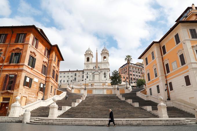 Tudi priljubljene Španske stopnice v Rimu doživljajo podobno usodo. Samevajo. | Foto: Reuters