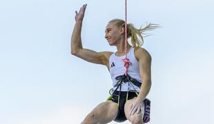 Janja Garnbret se v lov na medaljo podaja kot najboljša v polfinalu! Mia Krampl do 17. mesta.