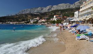 V Dalmaciji s plaže odstranili brisače in ležalke: Dovolj je bilo rezervacij!
